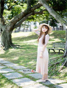神秘的疤痕美女